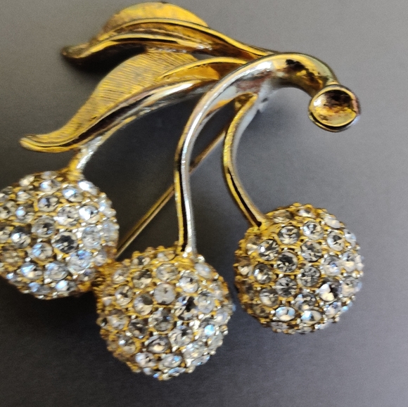 Vintage Dazzling Cherry Bunch Brooch - Picture 8 of 16